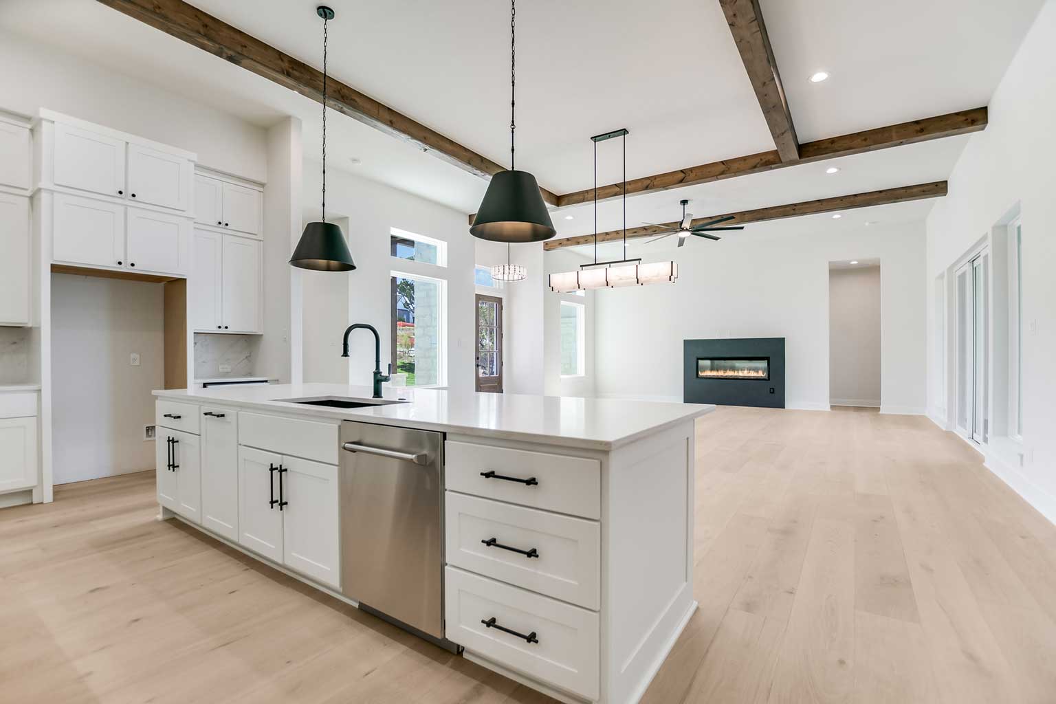 AT18920_15-Kitchen-Living