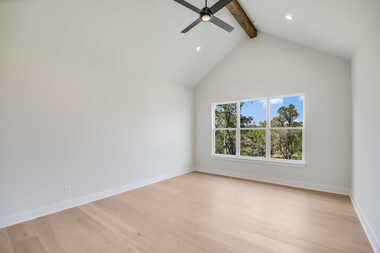 AT18920_18-PrimaryBedroom