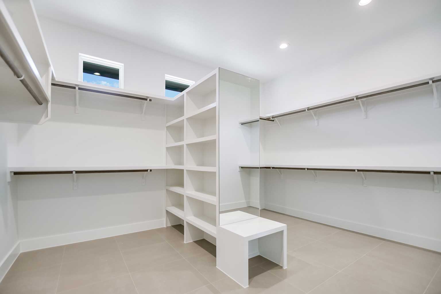 AT18920_19-PrimaryCloset