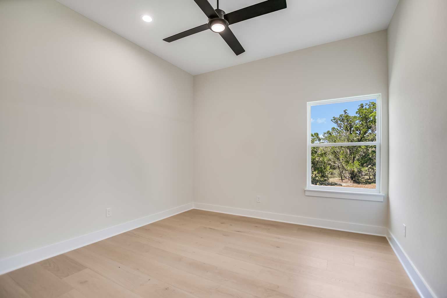 AT18920_26-4thBedroom