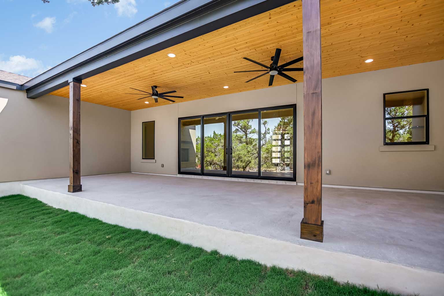 AT18920_28-Patio