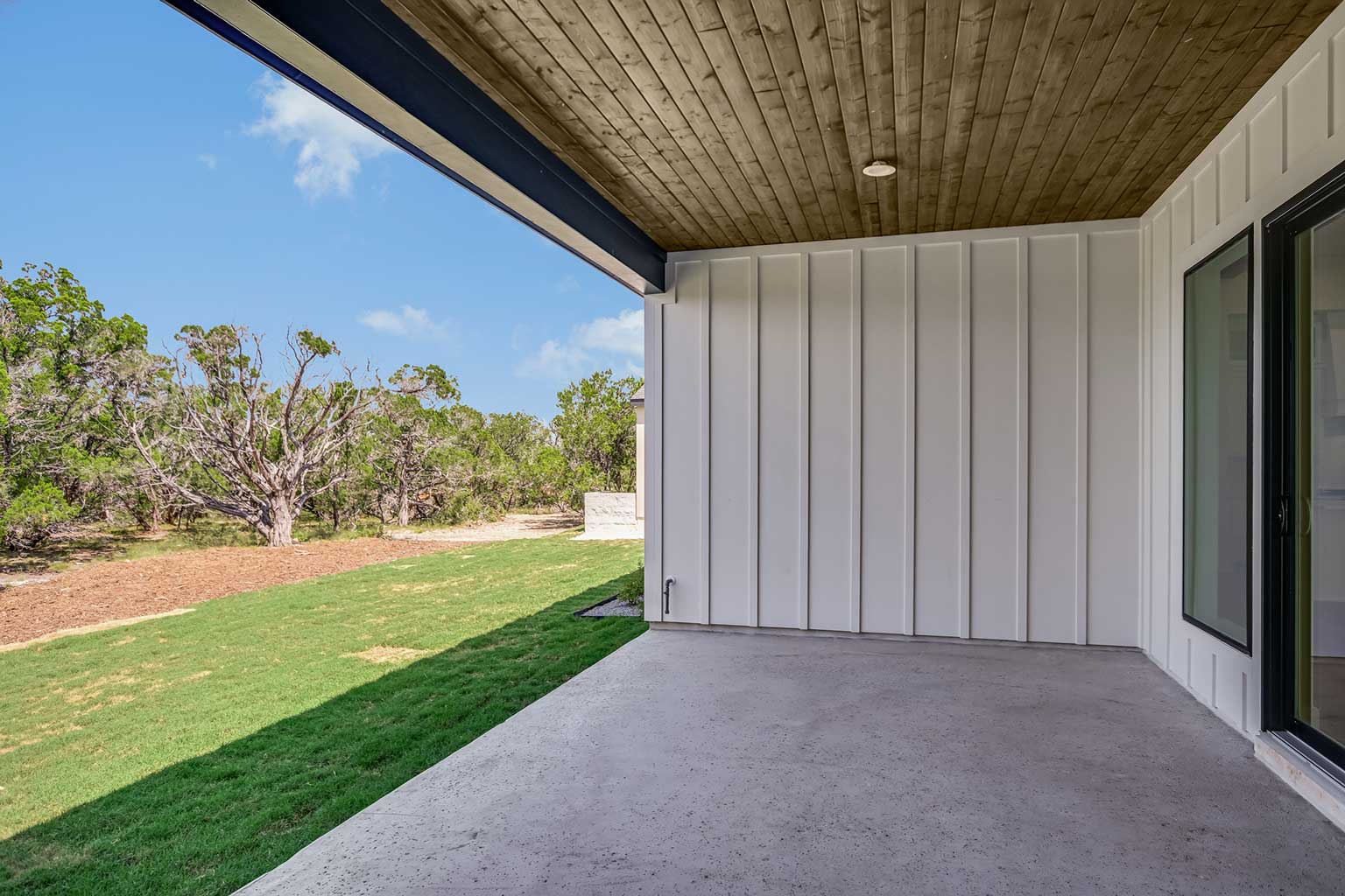 AT18920_29-Patio2