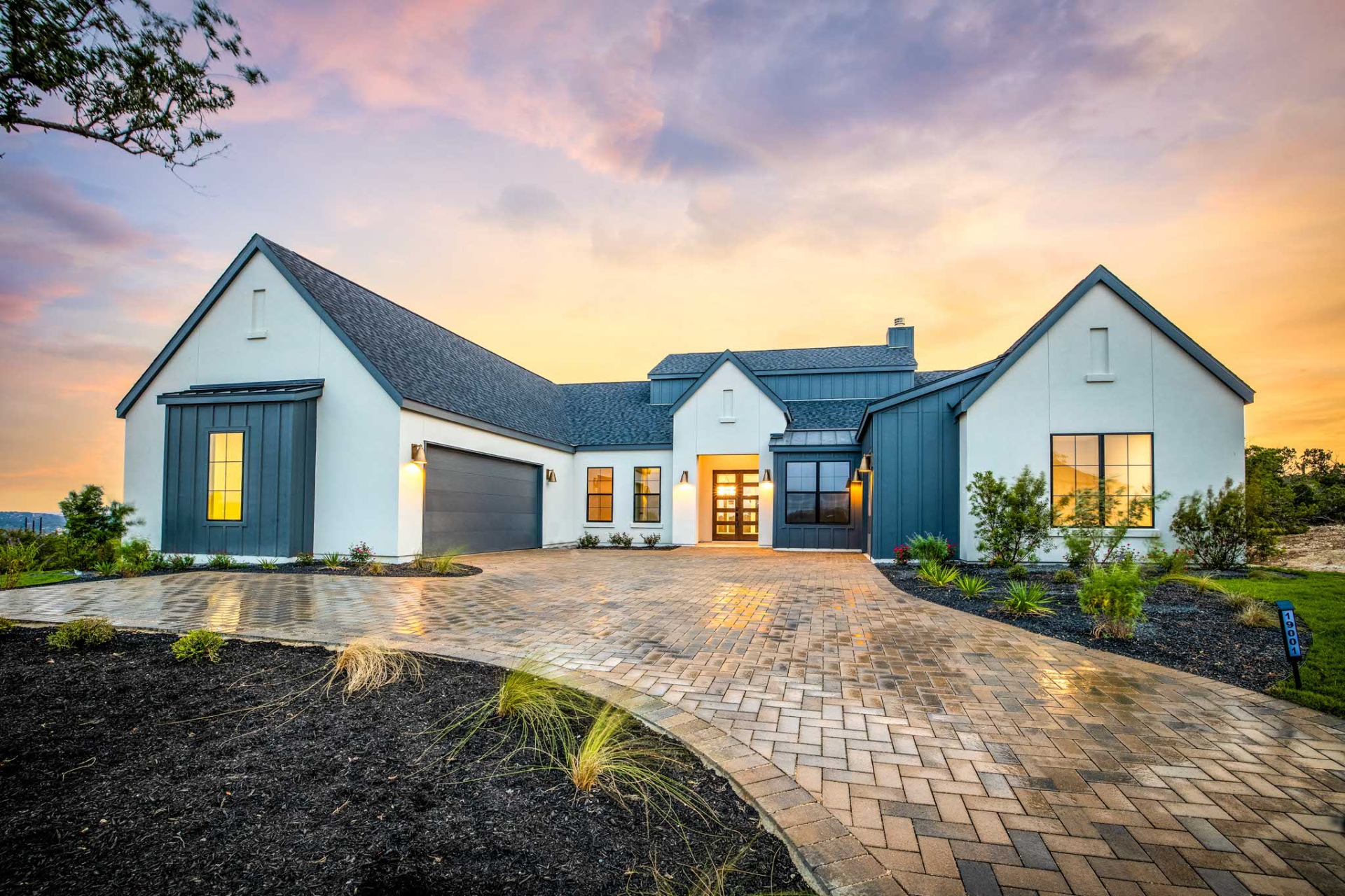 AT19001_01_FrontEvening