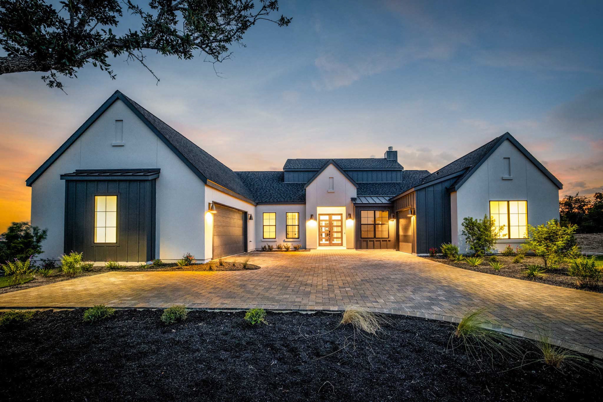 AT19001_02_FrontEvening