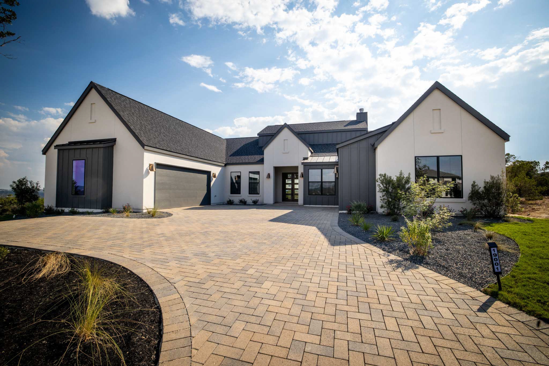 AT19001_09_FrontView