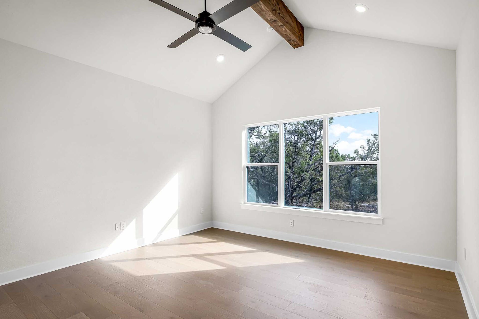 AT19001_34_PrimaryBedroom