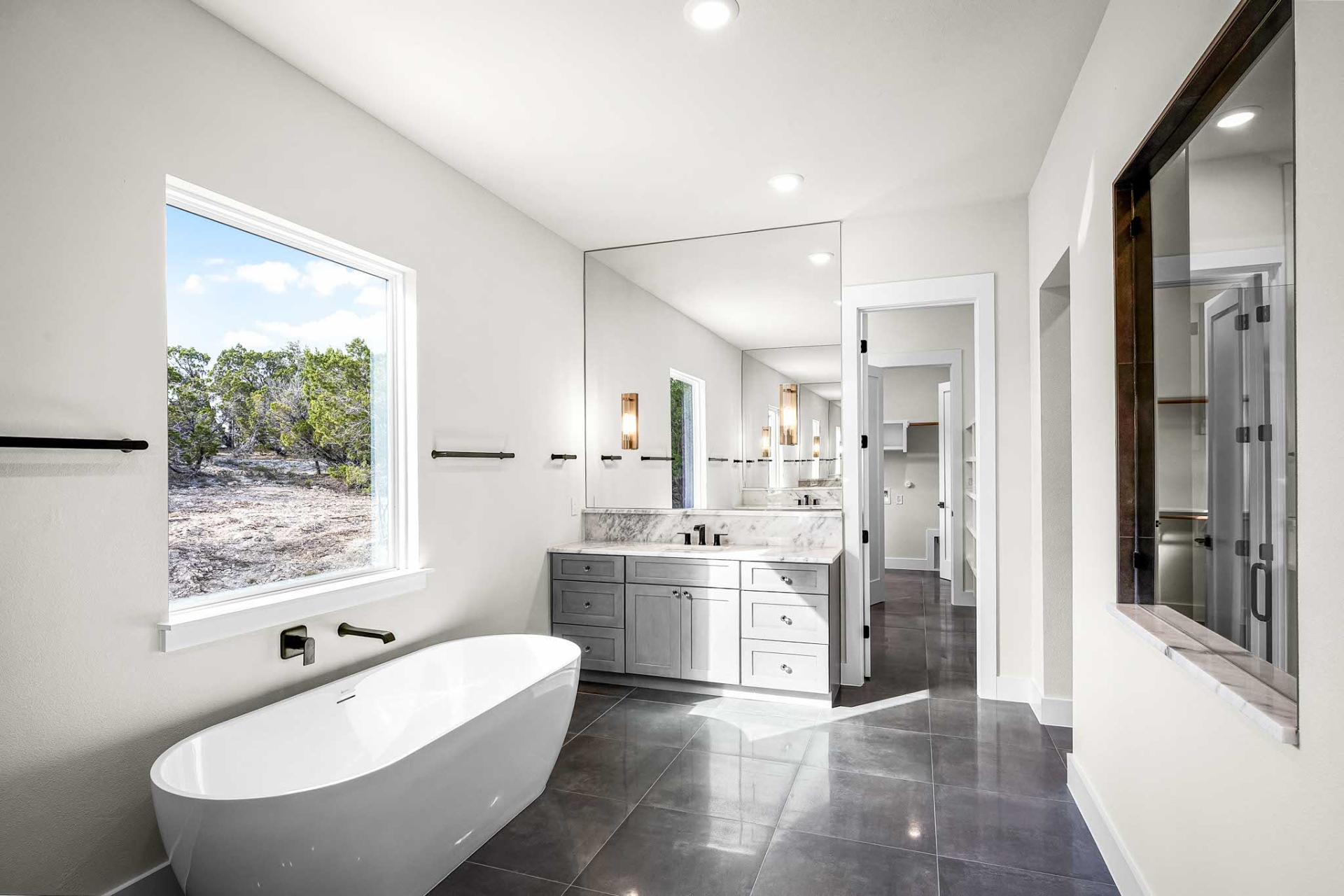 AT19001_36_PrimaryBathroom