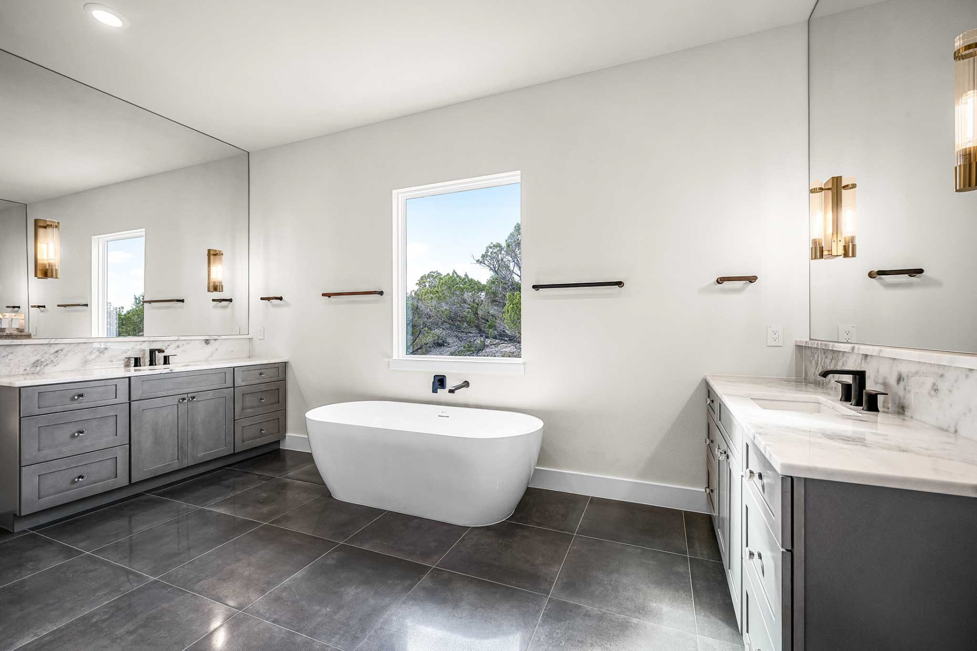 AT19001_37_PrimaryBathroom