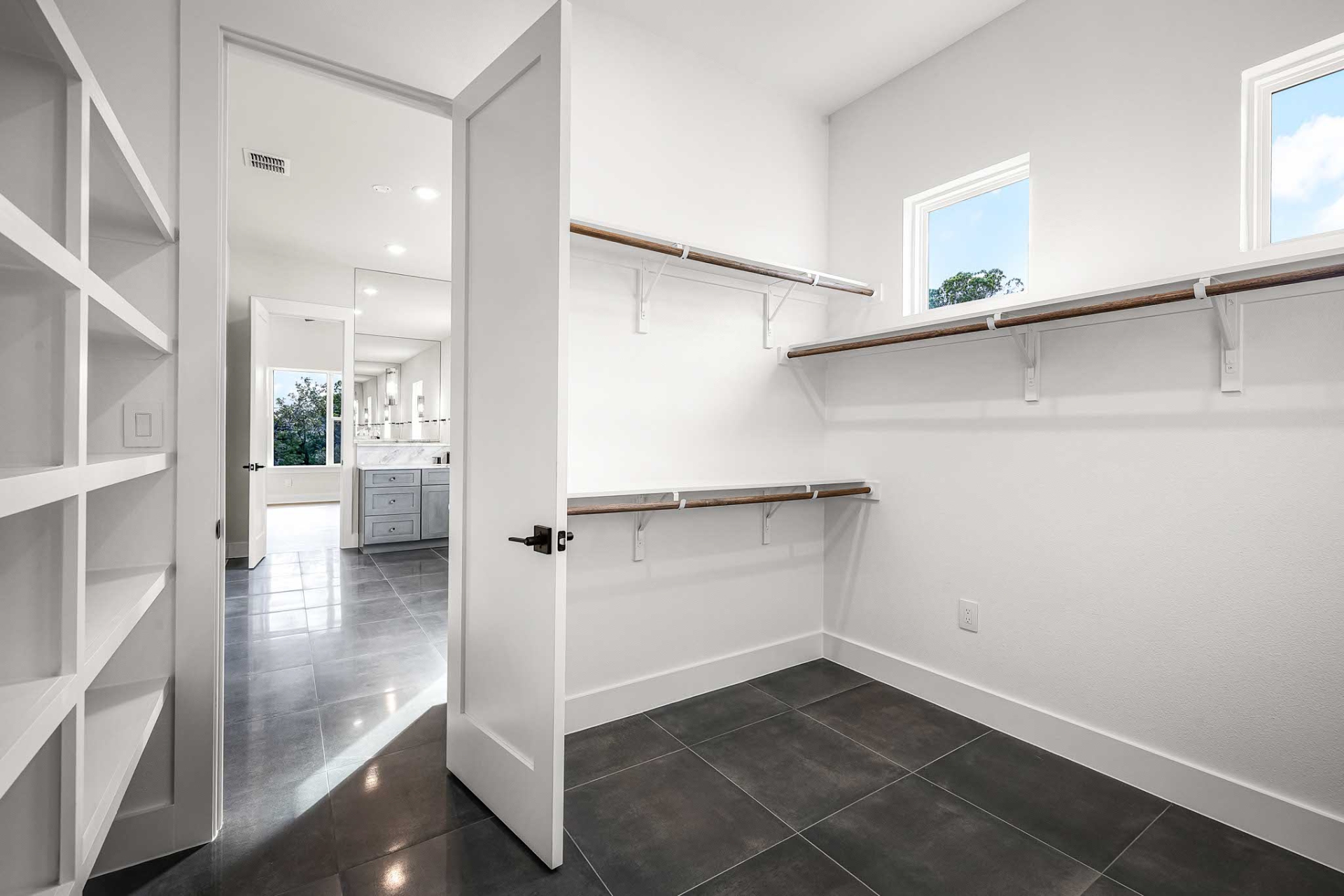 AT19001_39_PrimaryCloset