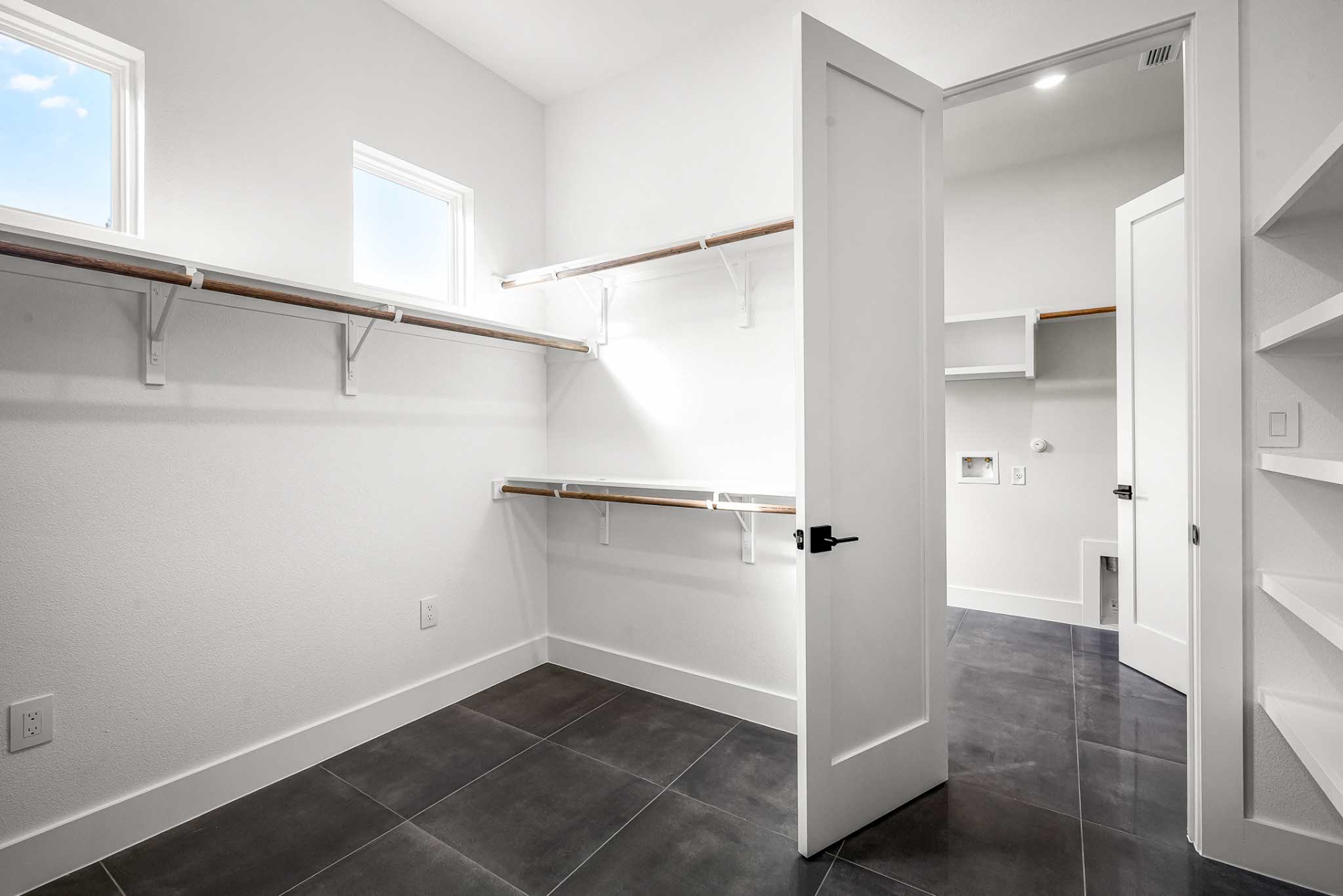 AT19001_40_PrimaryCloset