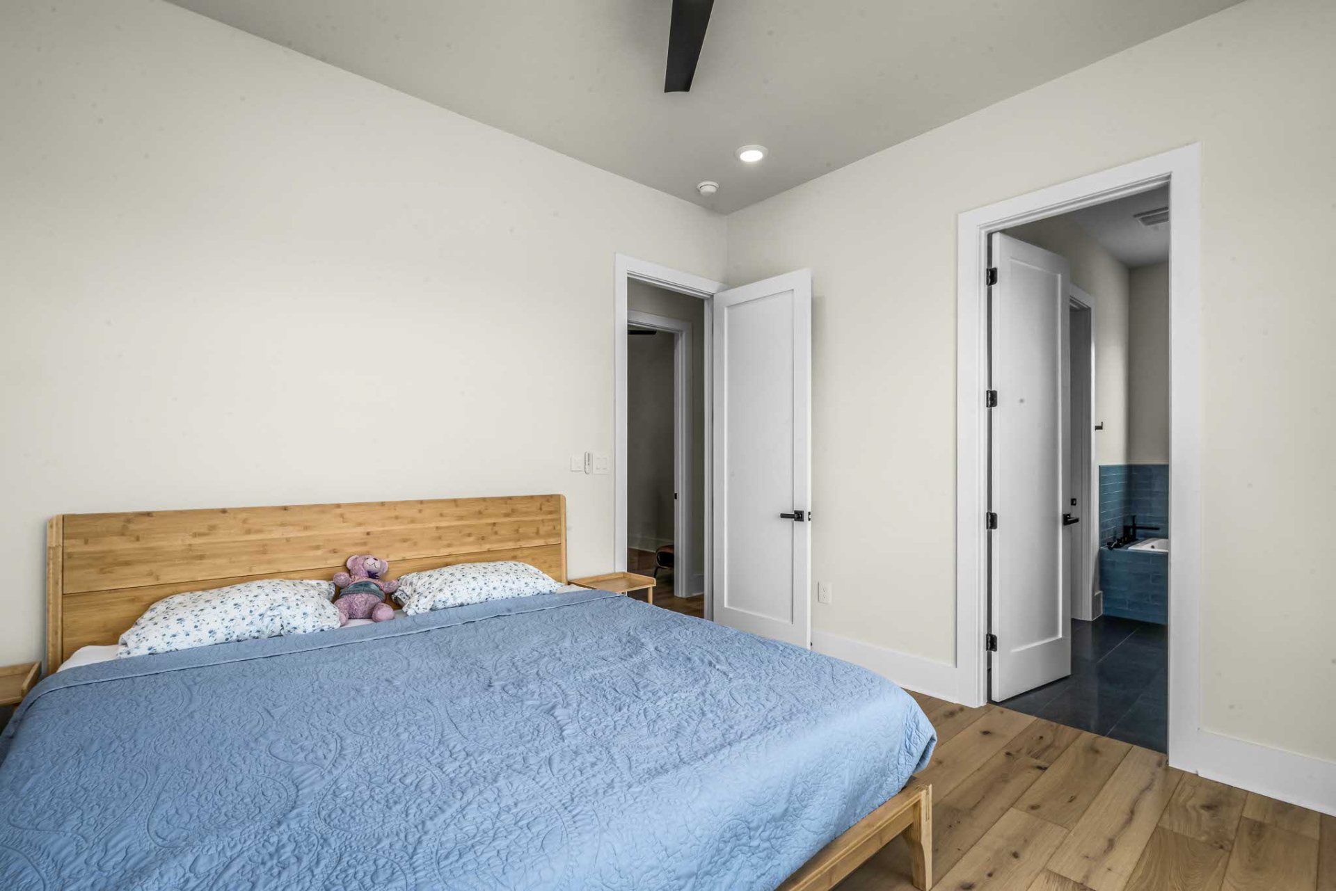 DD7005_25_PrimaryBedroom2