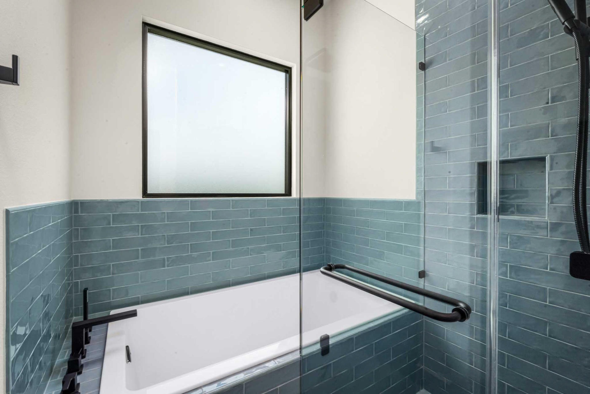 DD7005_28_PrimaryBath3