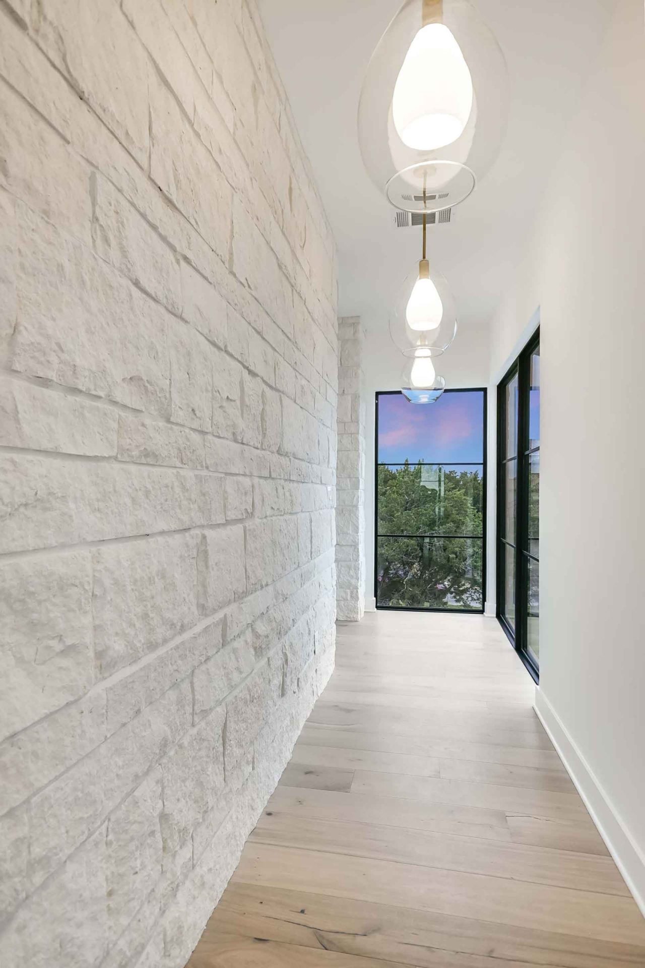 LVD6101_021_HallGalleryv