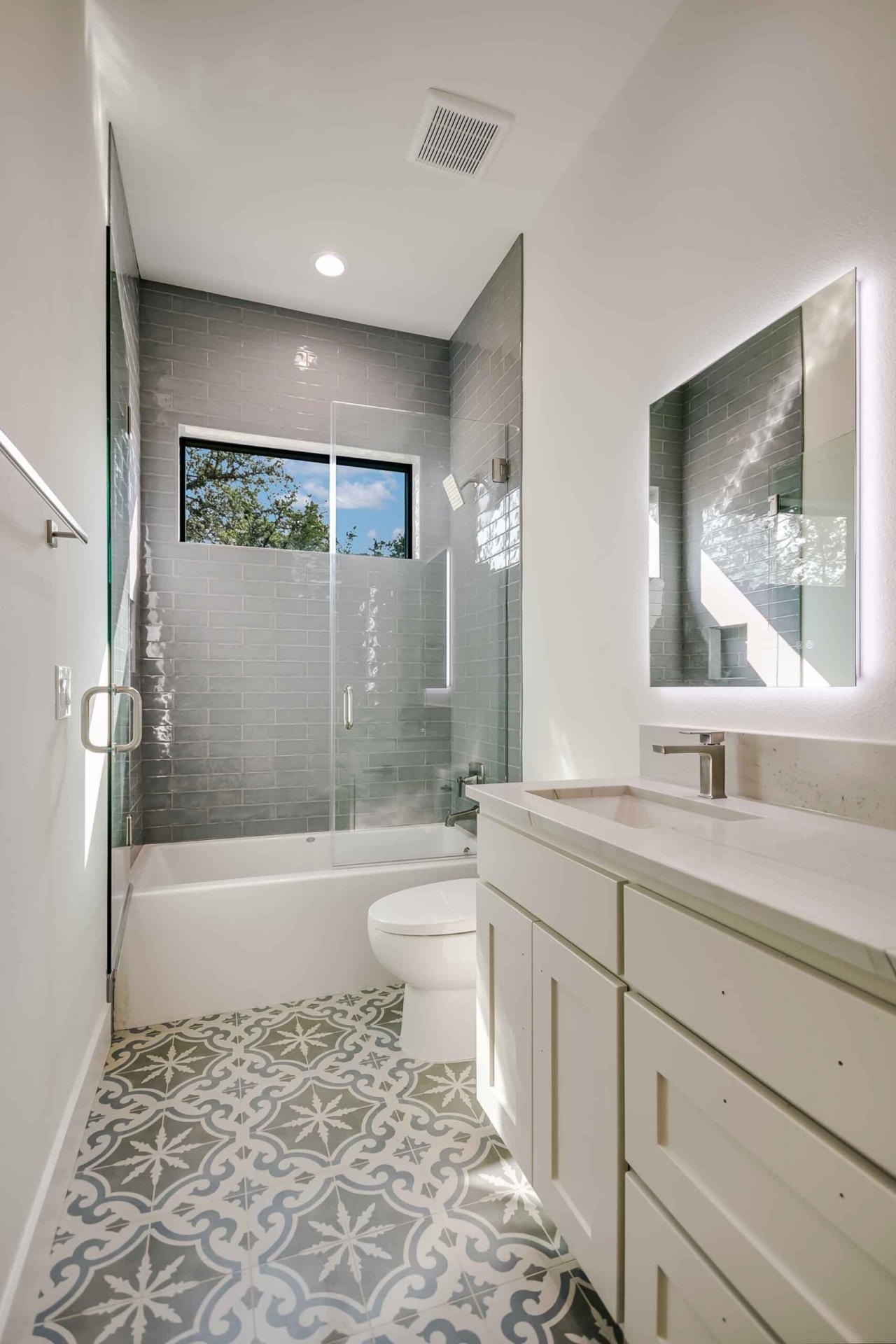 TR3002_19-2ndBathroomv