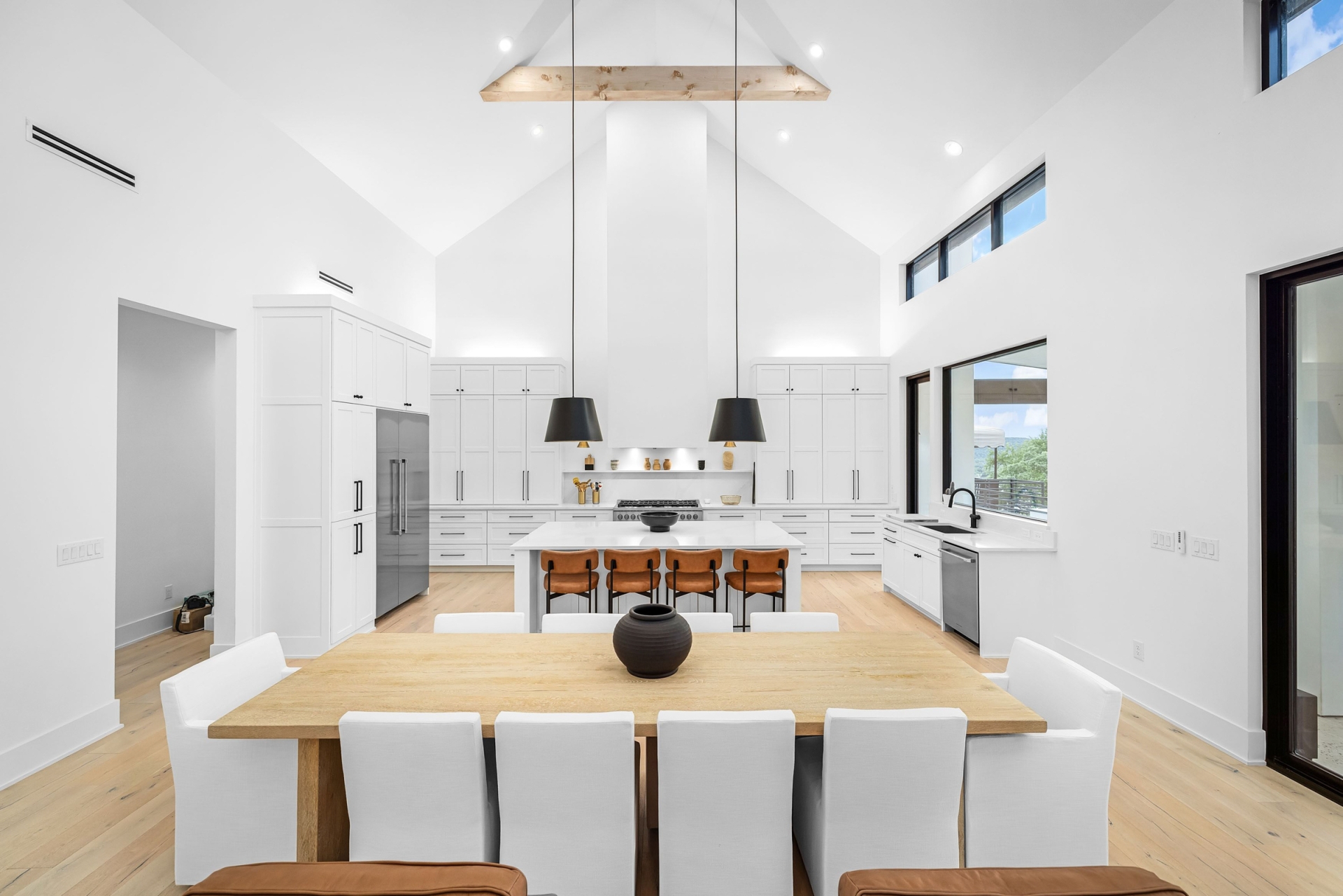 WD708_010_DiningRoom