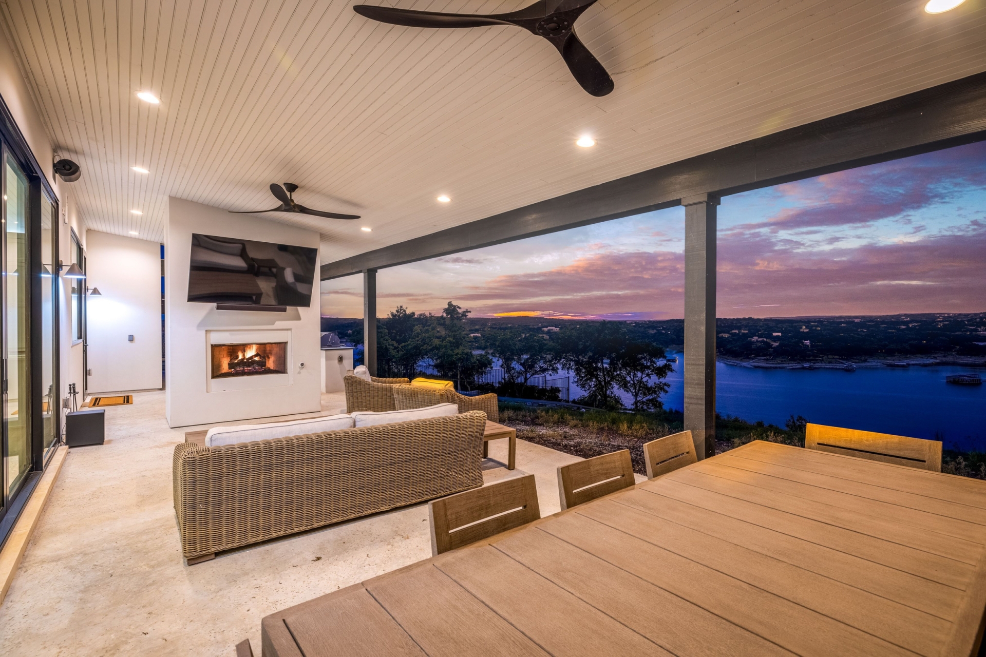 WD708_015_CoveredPatio