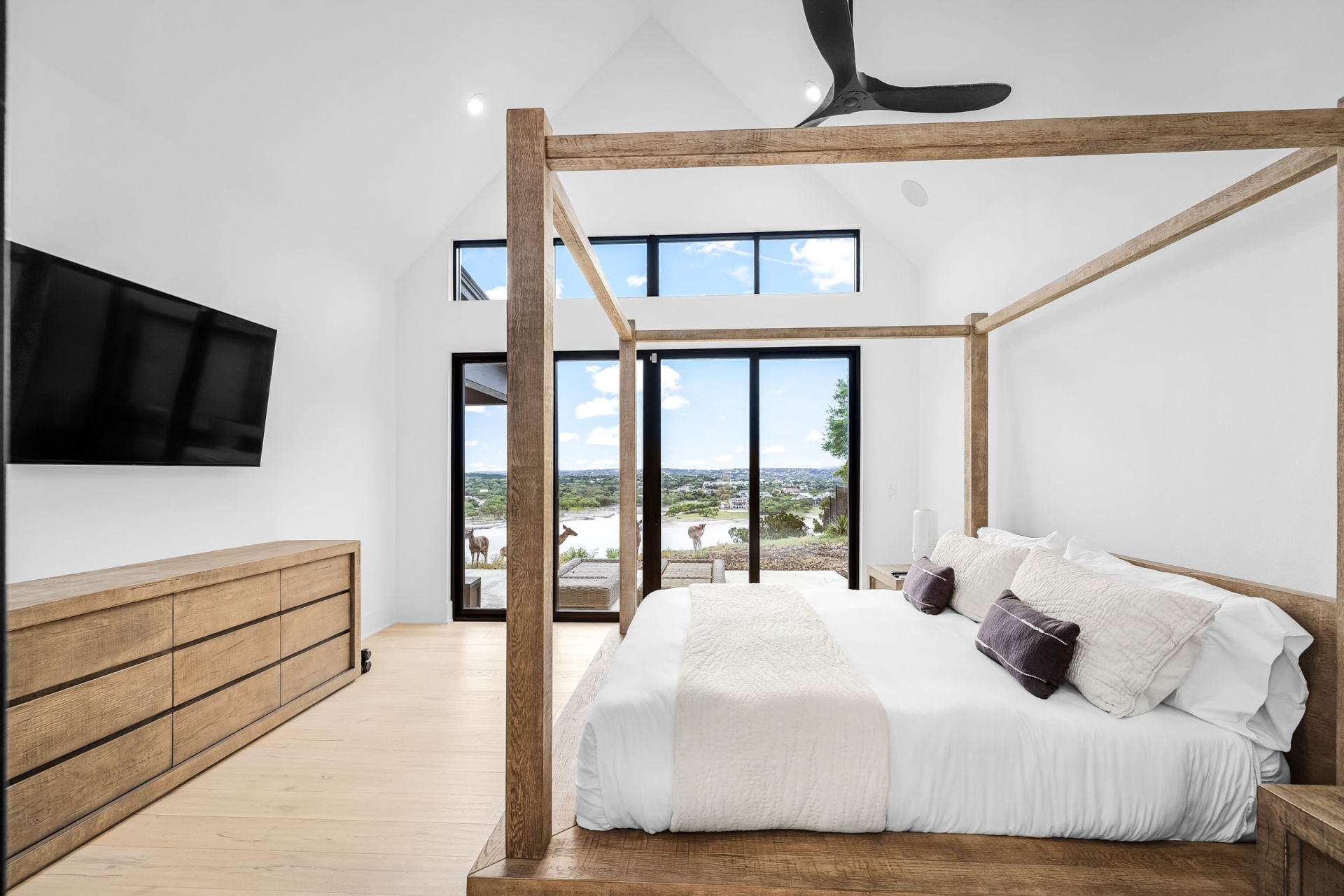 WD708_021_PrimaryBedroom