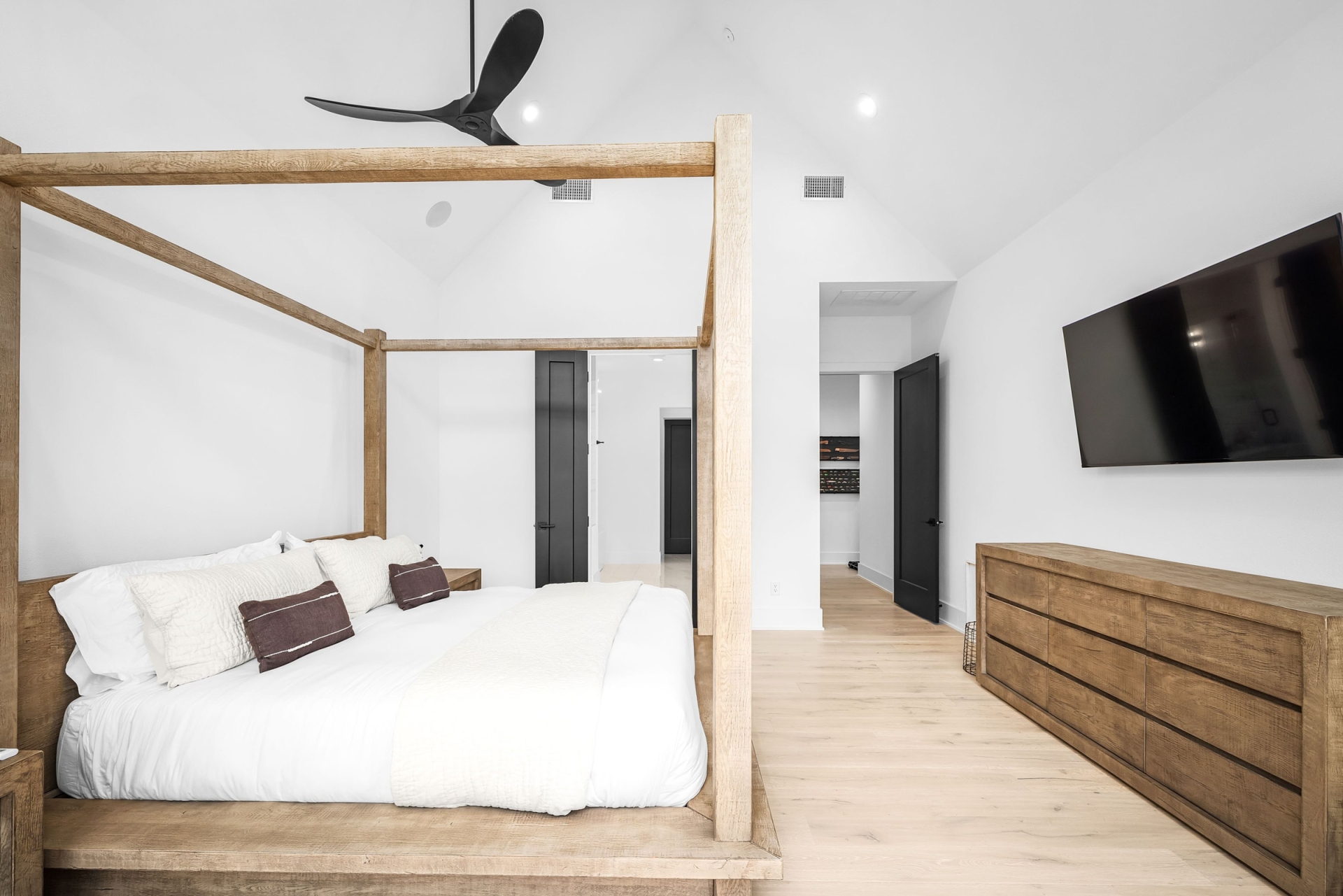 WD708_022_PrimaryBedroom