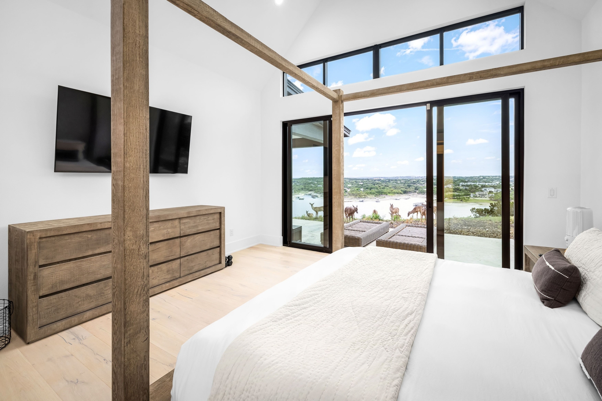 WD708_023_PrimaryBedroom
