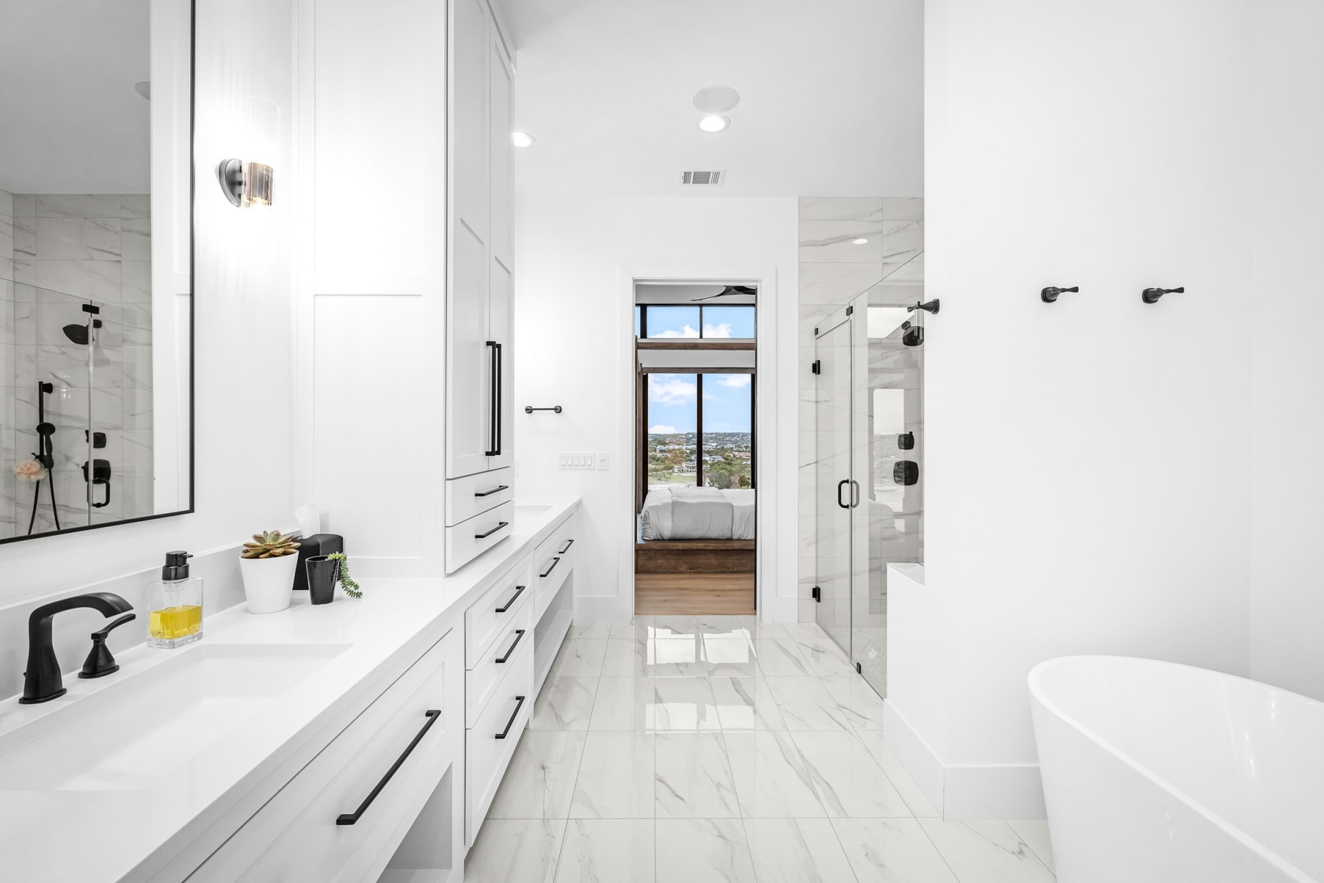 WD708_024_PrimaryBathroom