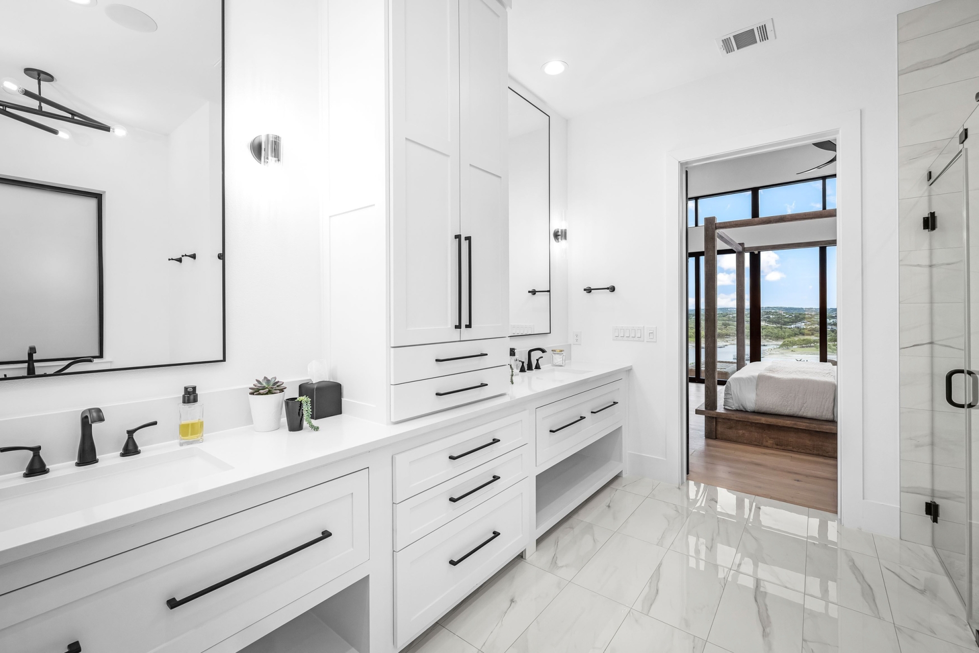 WD708_025_PrimaryBathroom