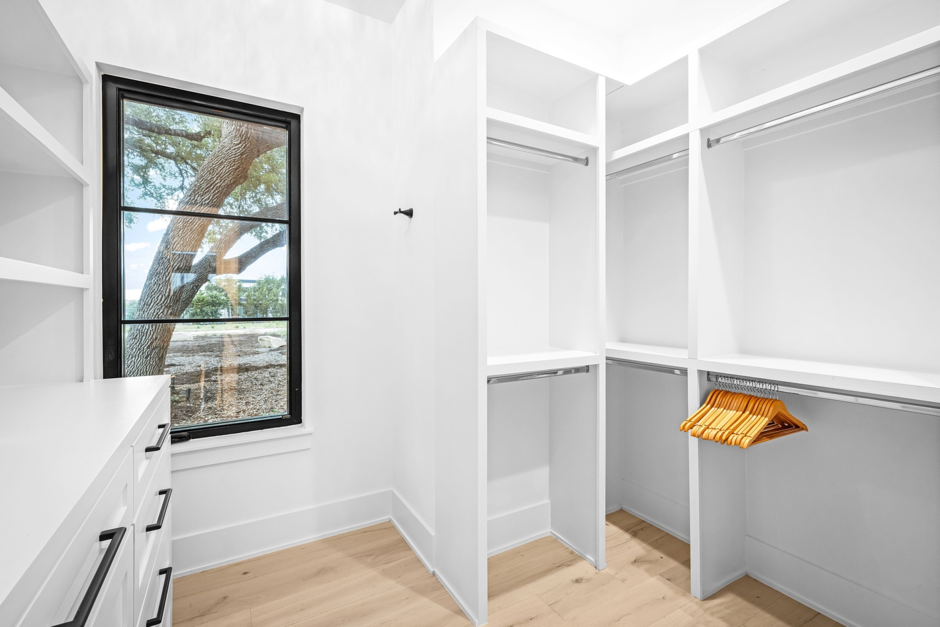 WD708_027_PrimaryCloset