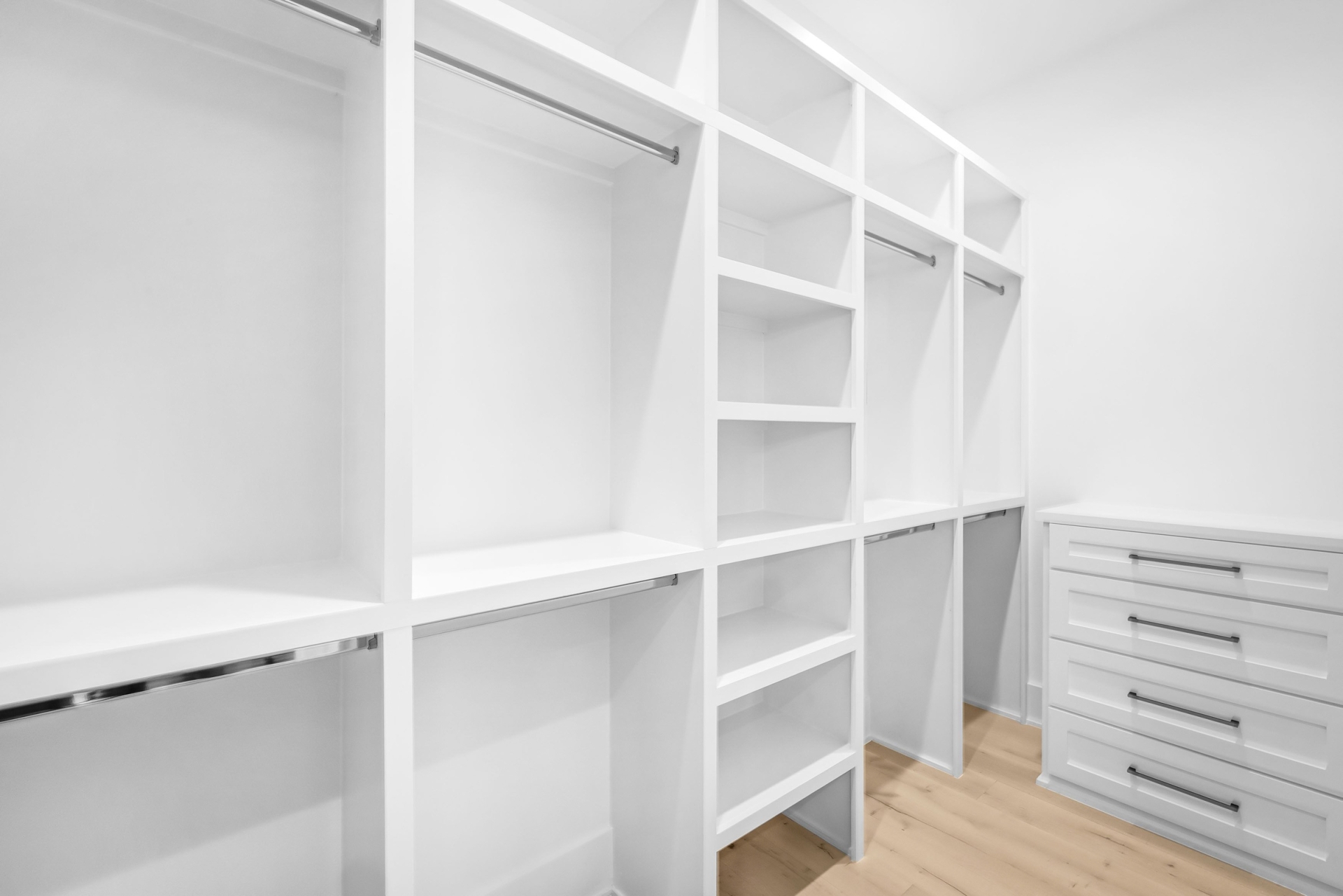 WD708_028_PrimaryCloset