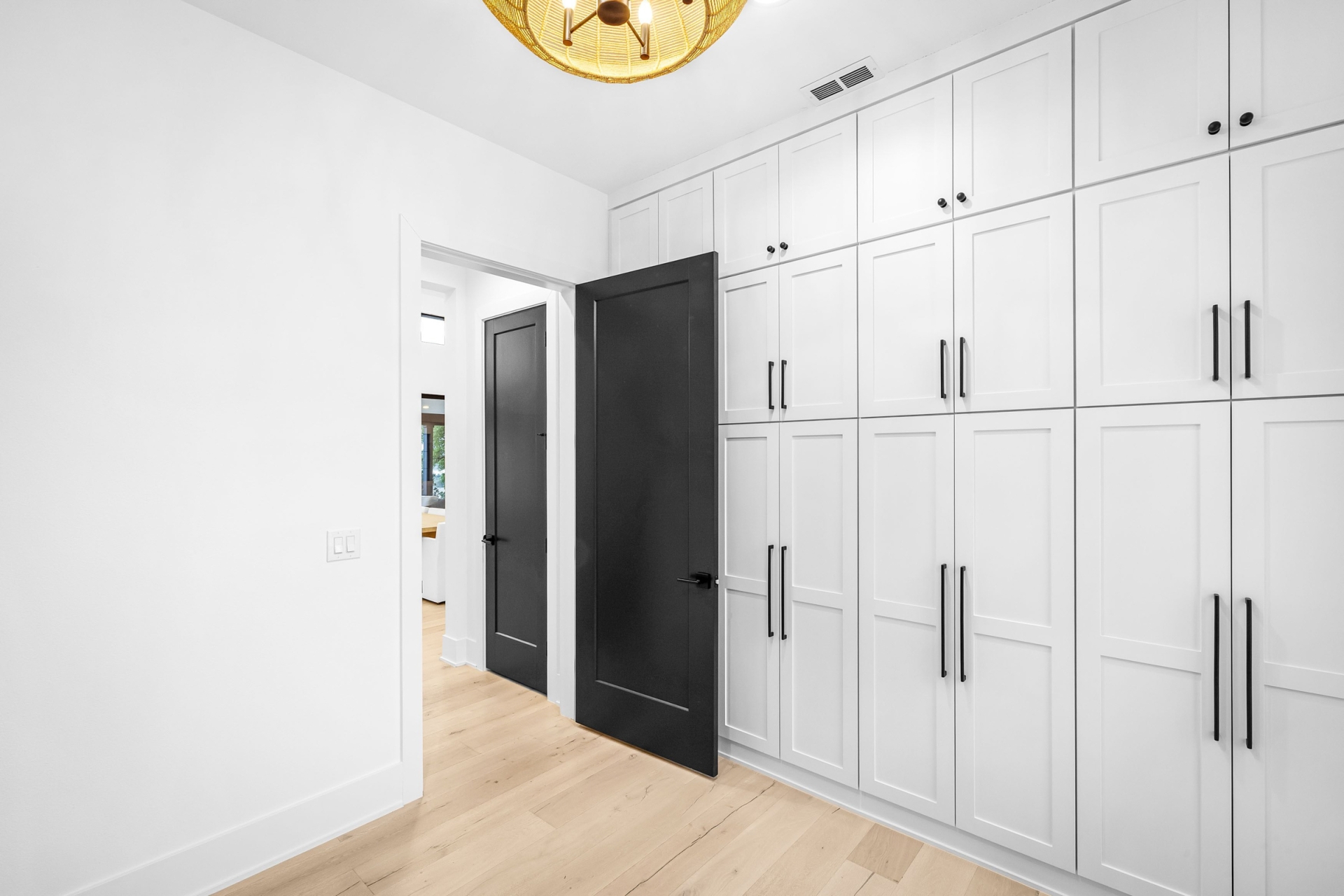 WD708_030_Pantry