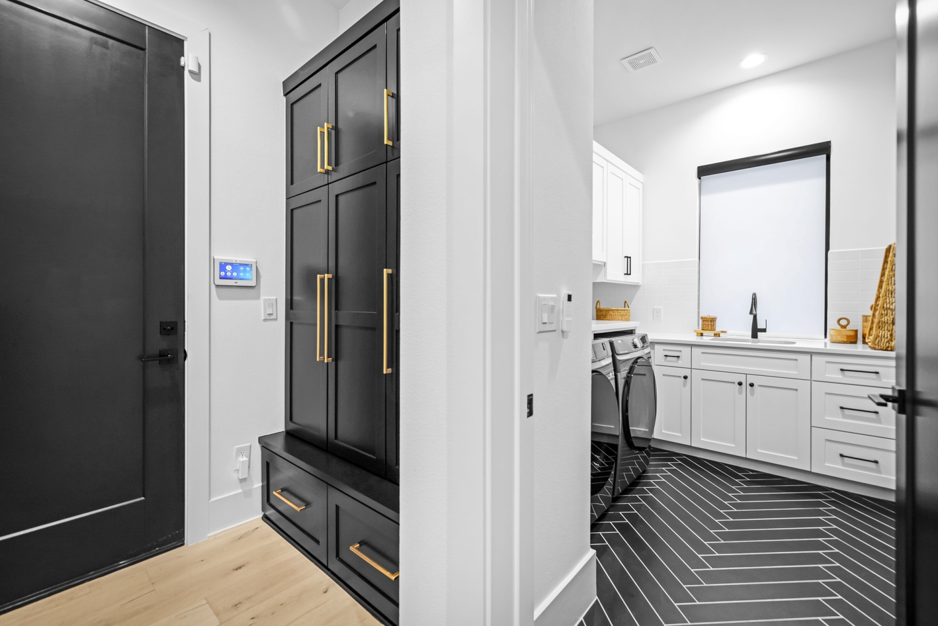 WD708_034_LaundryRoom