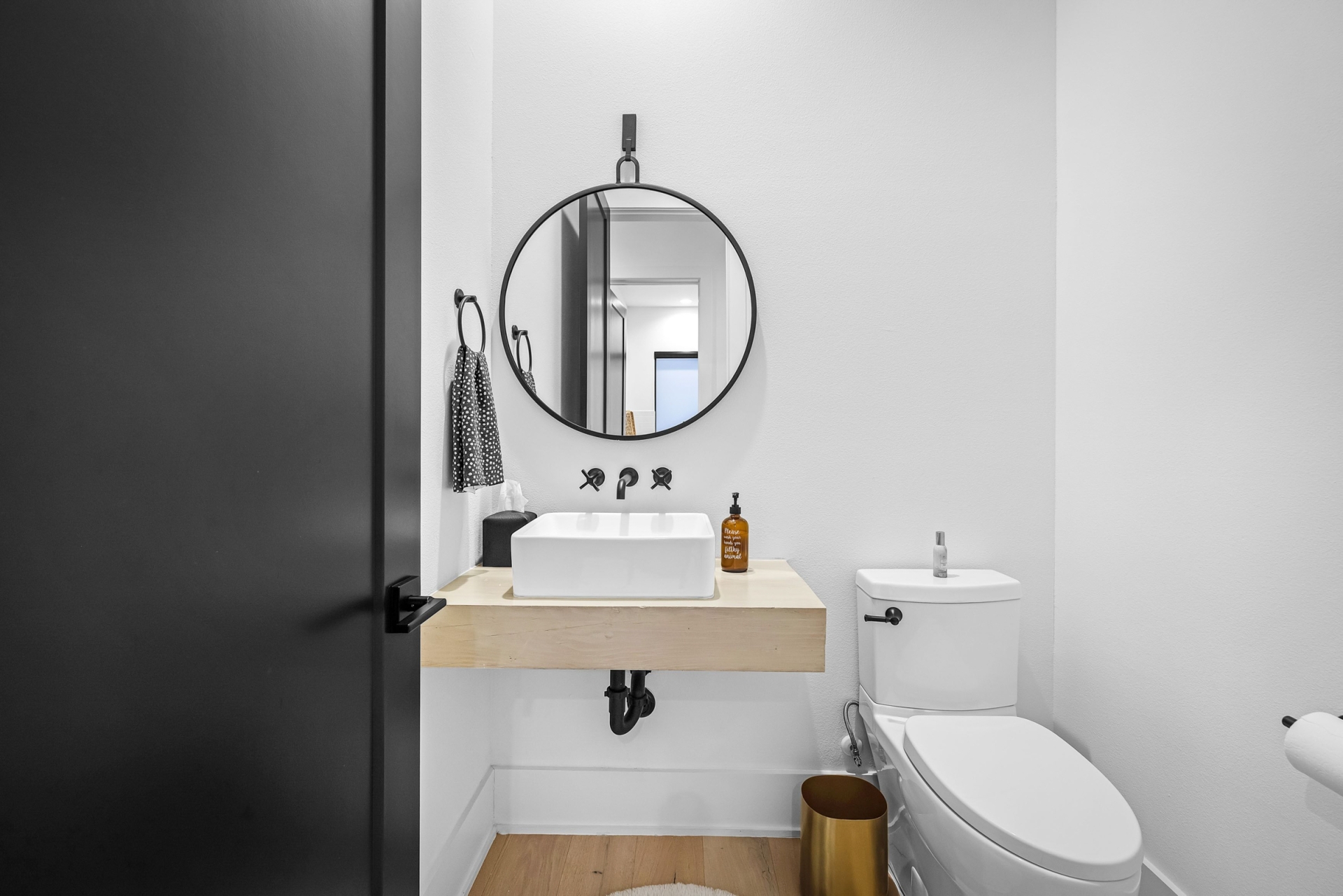 WD708_035_PowderRoom