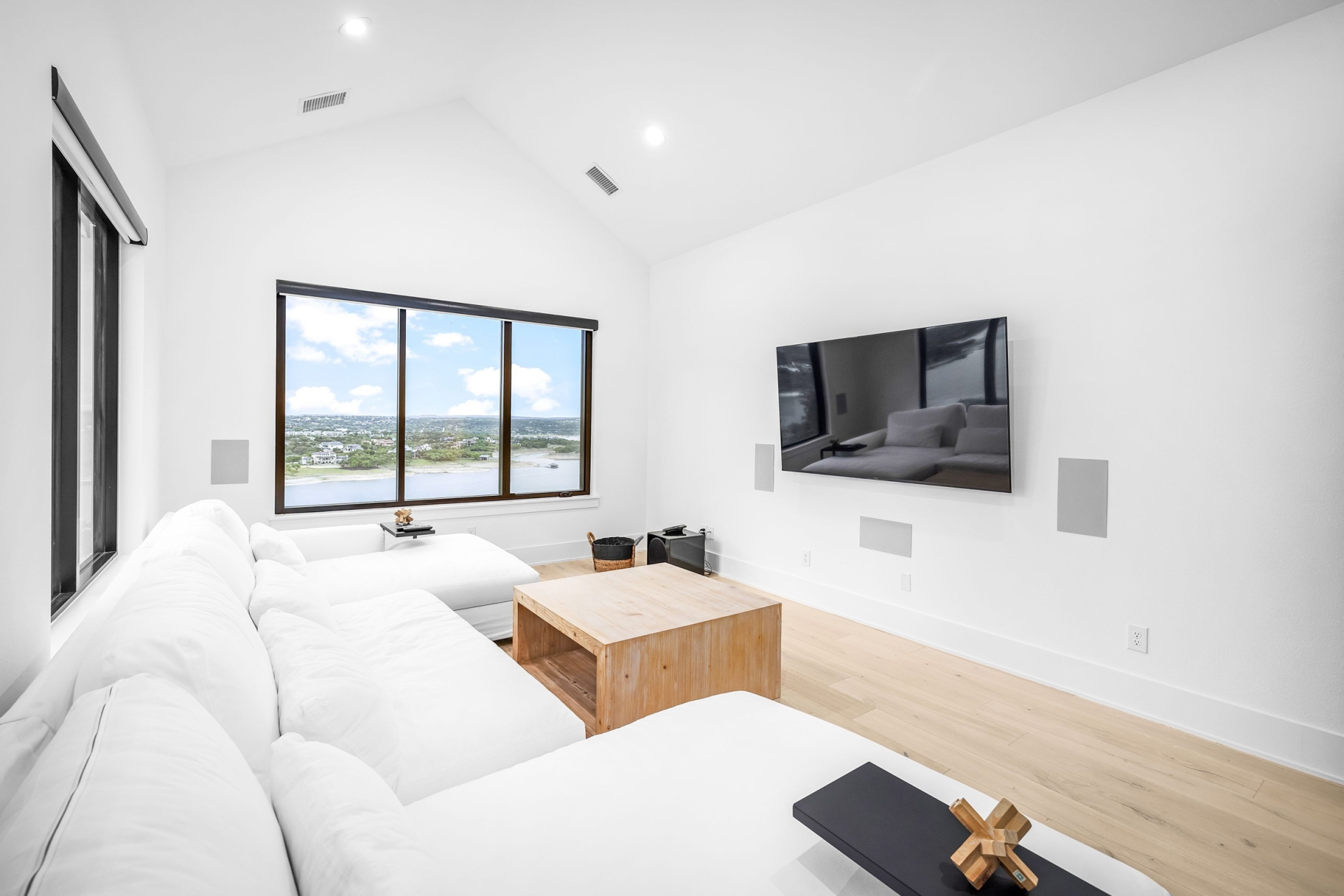 WD708_036_MediaRoom