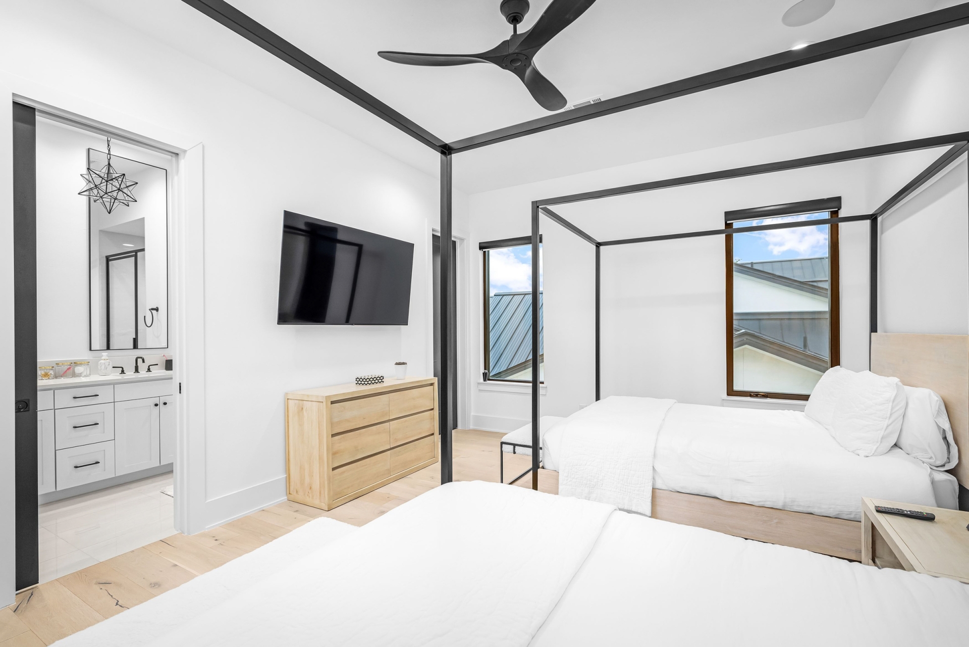 WD708_038_GuestBedroom
