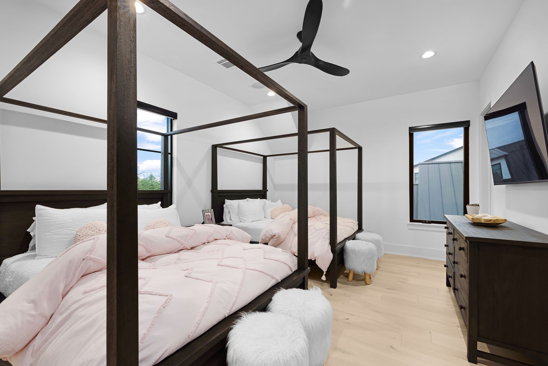 WD708_040_GuestBedroom