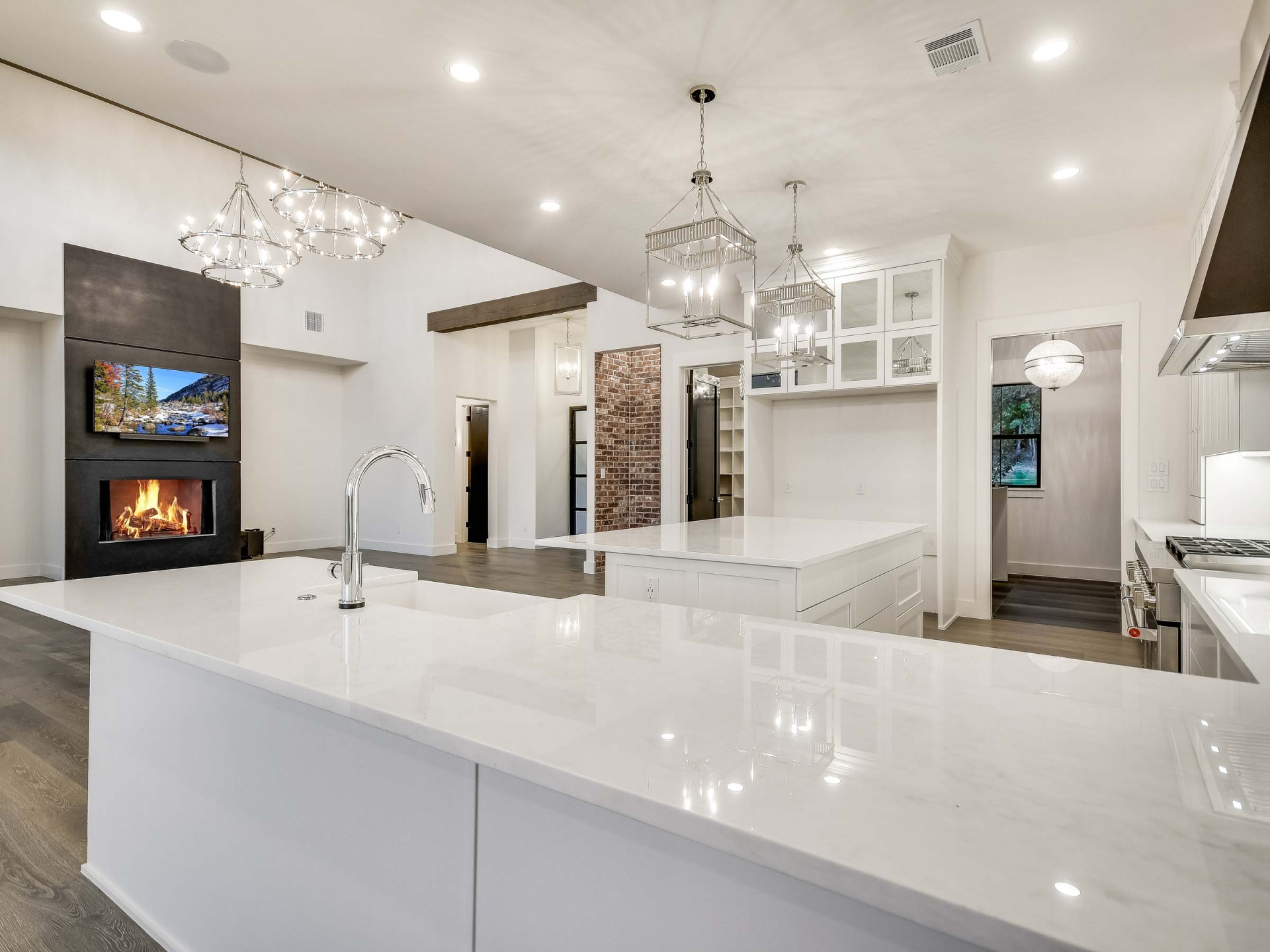 header_CRD7605_011_KitchenLiving