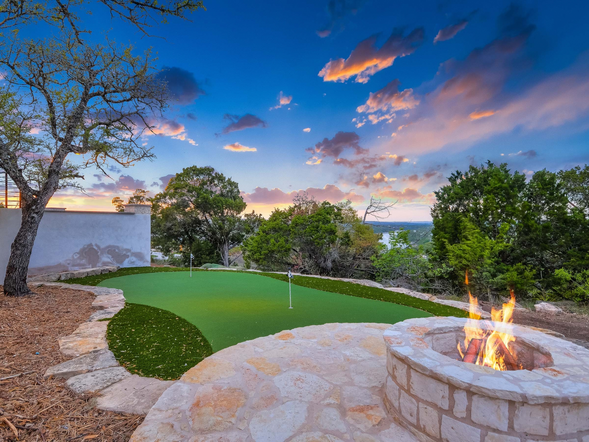 header_RCS22800_041_PatioFirepit-PuttingGreen