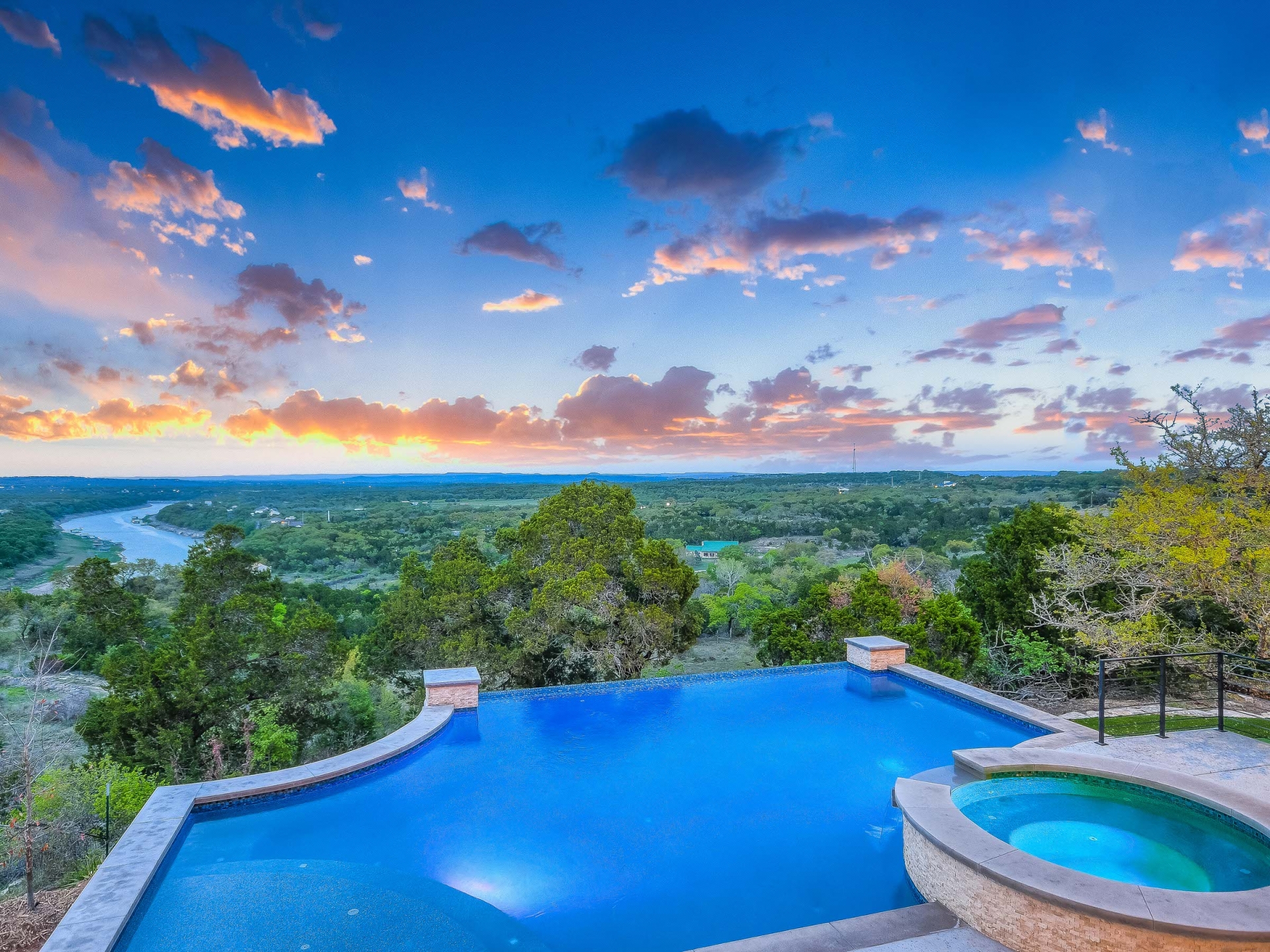 header_RCS22800_042_PoolView
