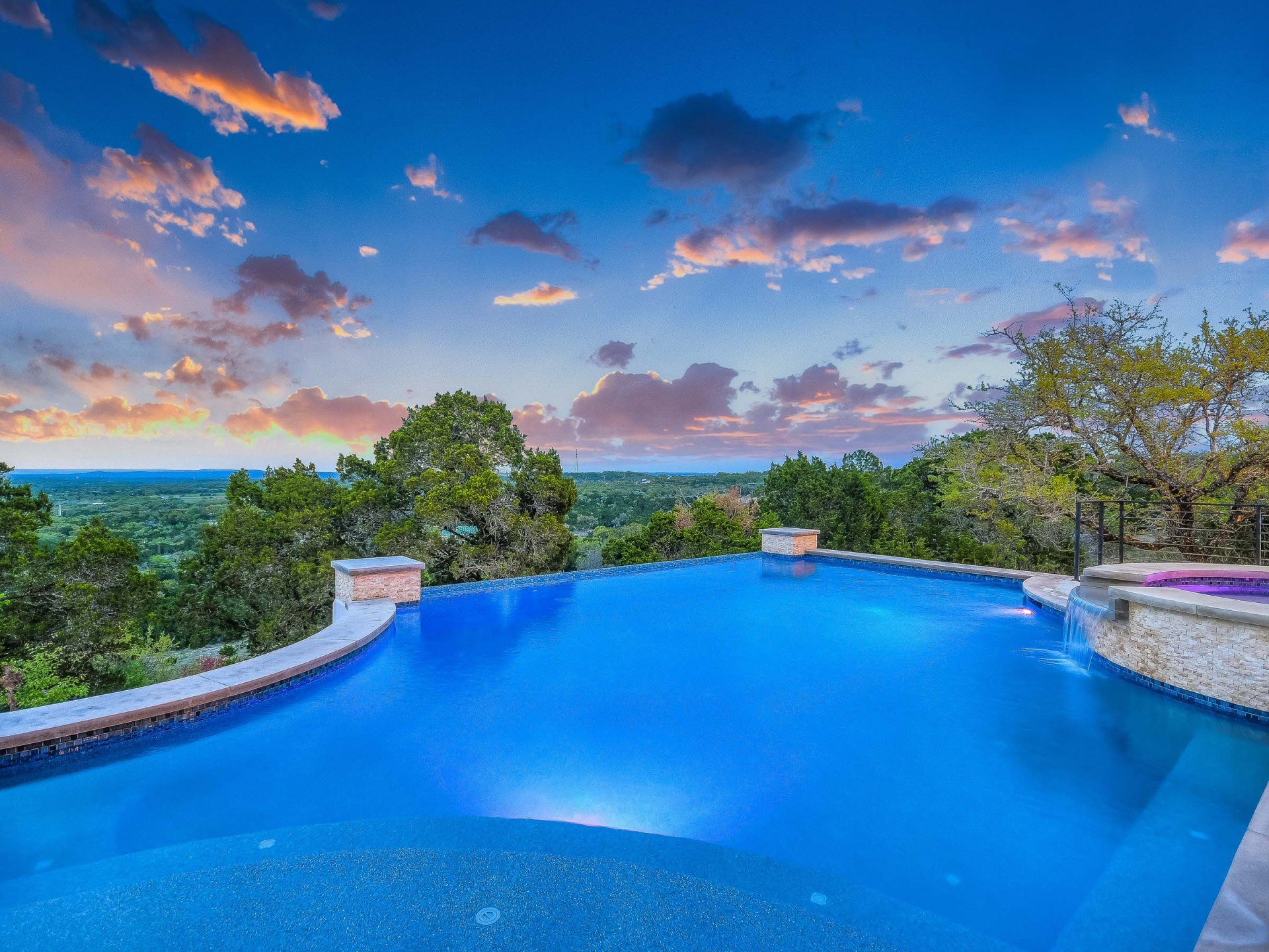 header_RCS22800_043_Pool