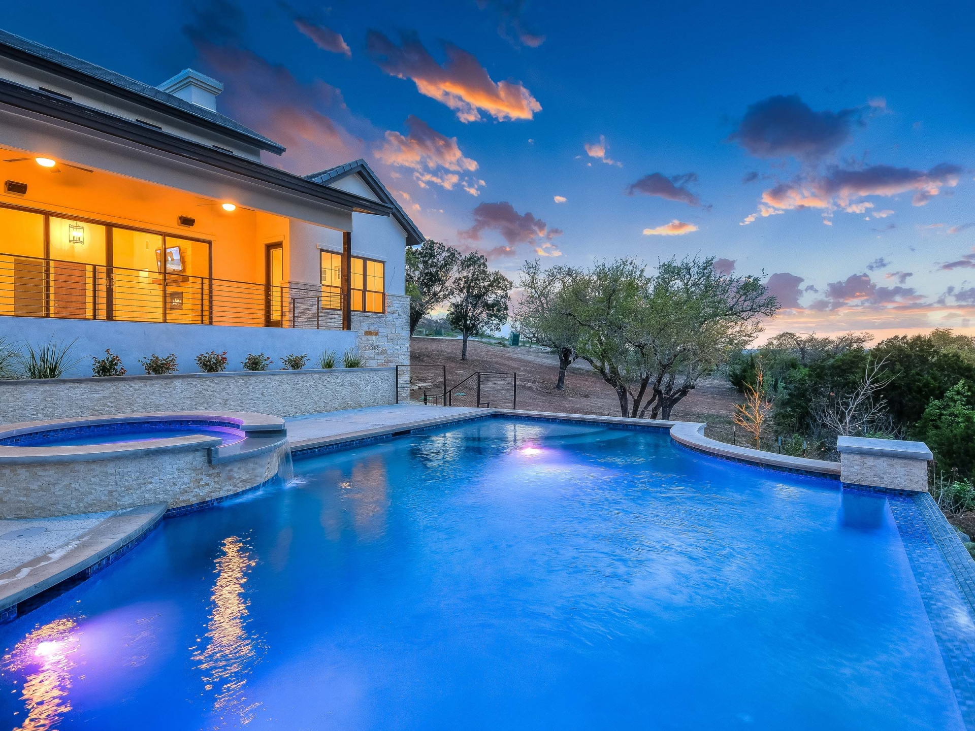 header_RCS22800_044_Pool2